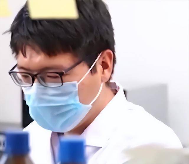 摆脱遥控器 机器人自主踢足球赛